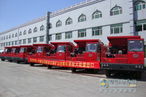 一汽解放的宽体自卸车型从新疆批量出口吉尔吉斯坦