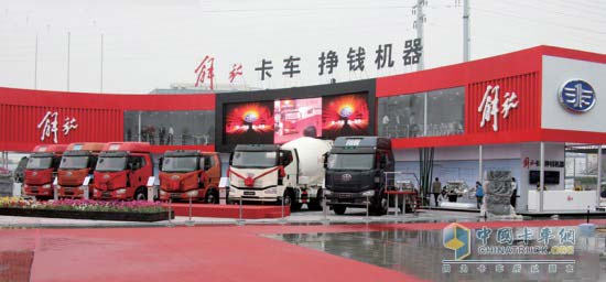 开拓非洲市场 325辆解放中重卡远渡海外