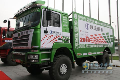参观全国卡车大赛的搭配艾里逊自动变速箱的陕汽展车