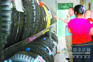 店内充斥着大量二手轮胎