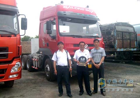 天津圣益公司领导与新购买的配装东风康明斯发动机的整车
