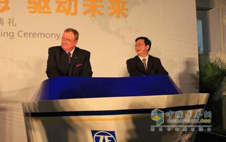 采埃孚集团首席执行官Hans-Georg Haerter与上海松江区区长孙建平共同为“ZF中国号”启动