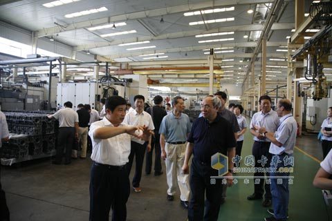 中国工程院院士孙晋良(前右)向玉柴总经理李天生(前左)了解玉柴情况