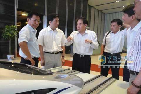 赵小刚(左三)、郑昌泓(左一)向晏平(左二)讲解CRH-380A型动车组