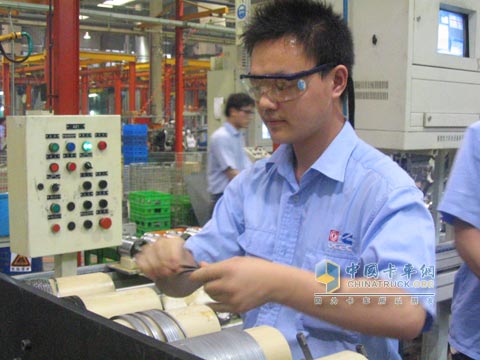 东风康明斯工作人员现场工作
