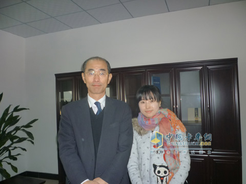 广汽日野销售部副部长村冈宽明与卡车网记者合影