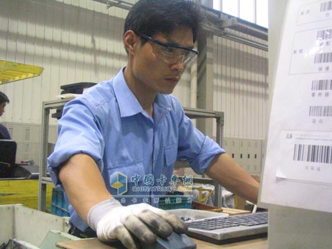 东风康明斯生产人员现场工作中