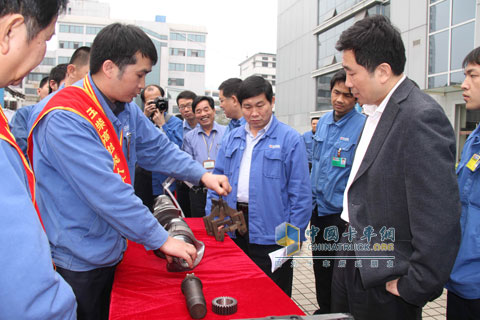 玉柴集团公司董事局主晏平观看技师操作表演
