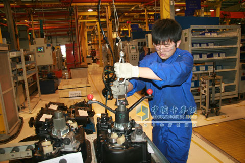 伊顿工业(无锡)工厂工作人员在检查部件