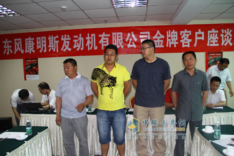 东风康明斯明星用户合影留念