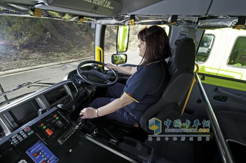 搭载4个消防员和全套的灭火设备的日野500系列1322 4x4消防车，装配了艾里逊2500系列6速全自动变速箱以匹配标准的8升涡轮增压柴油发动机。该车的载重是13.9吨并载有3600升容量的水箱。另外独立的发动机和泵可用于偏远地区的防火救灾行动。