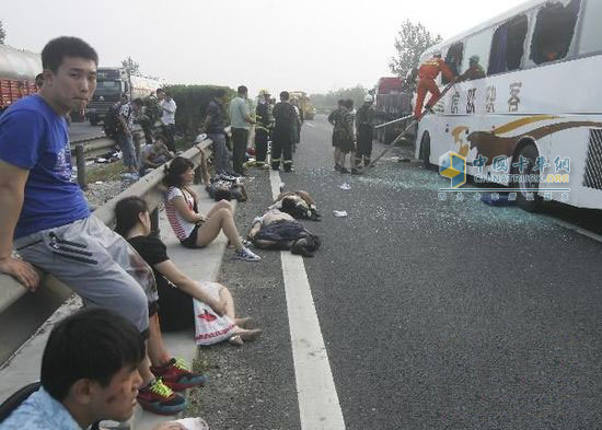 救援人员在京沈高速盘锦段交通事故现场抢救乘客