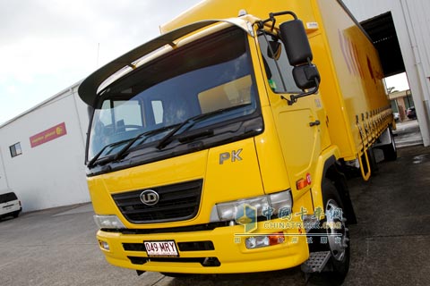 Couriers Please公司的UD PK10车很容易被看到，因为它们天天穿梭于卡伦德拉和布里斯班；它明黄色的颜色在路上很显眼，吸引了其他司机的眼球。