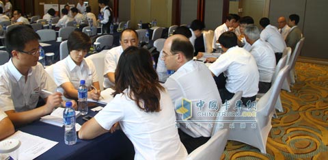 媒体记者采访福伊特相关工作人员
