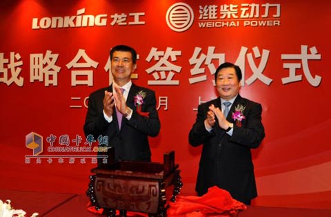 中国龙工董事局主席李新炎和潍柴动力董事长兼CEO谭旭光