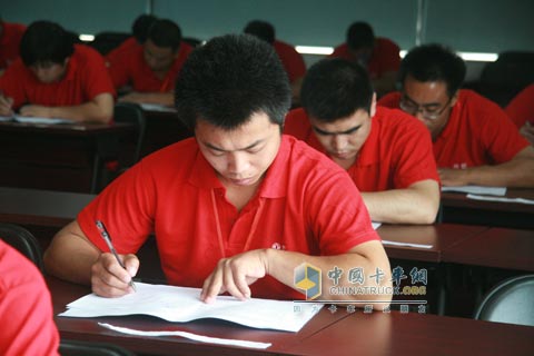 东风康明斯全国服务技能大比武活动选手笔试进行中