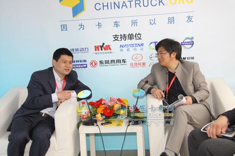 泰乐玛汽车制动系统（上海）有限公司总经理李飞与卡车网总编吴永强先生进行交谈