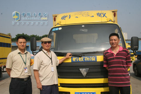 蚂蚁物流创始人李涛（中）与车辆管理安全处长余江（左）及成都和田汽贸总经理庞勇（右）合影