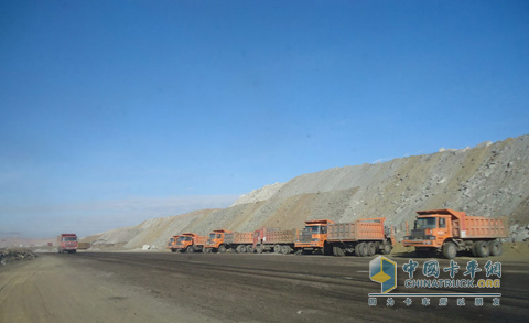 新疆白石湖矿区自卸车