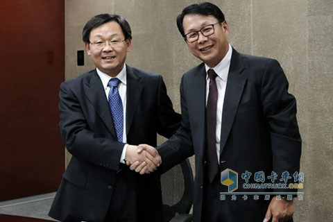 潍柴动力执行总裁孙少军（左边）和里卡多亚太区总裁邓思明