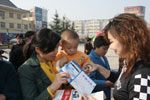 卡车宝贝向现场观众发放比赛宣传品