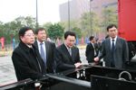 集团领导认真讨论车辆技术问题