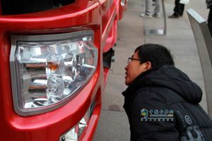 观众仔细参观--中国重汽2012年商务年会
