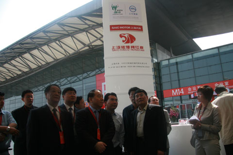 马纯济参观卡车展区