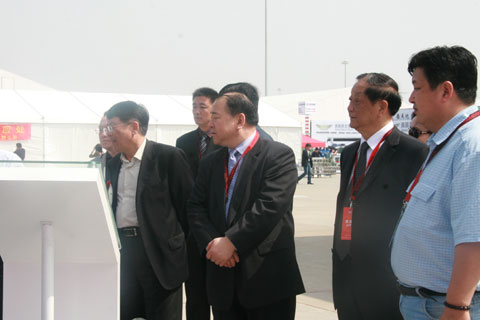 马纯济参观卡车展区