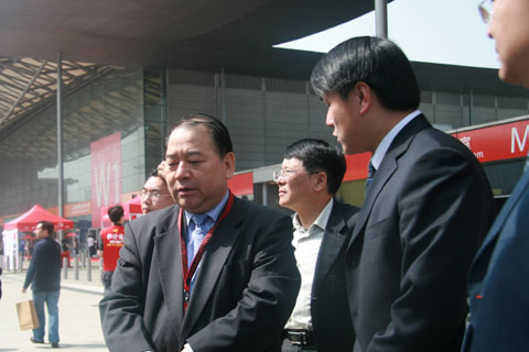 马纯济参观卡车展区