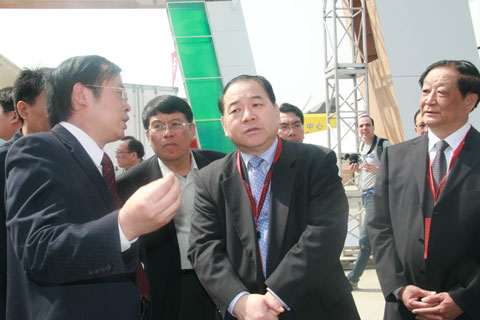 马纯济参观卡车展区