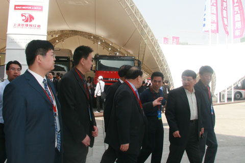 马纯济参观卡车展区