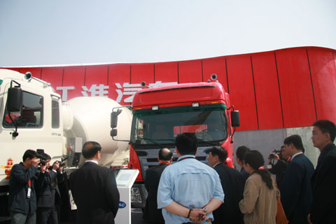马纯济参观卡车展区