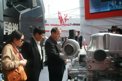 马纯济参观卡车展区