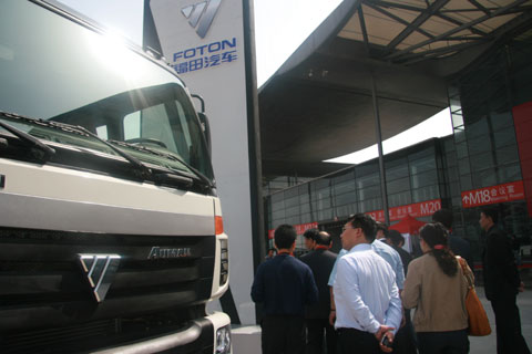 马纯济参观卡车展区