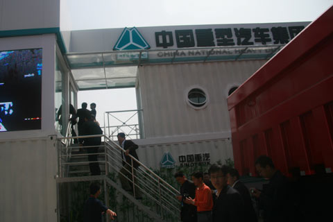 马纯济参观卡车展区