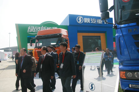 马纯济参观卡车展区