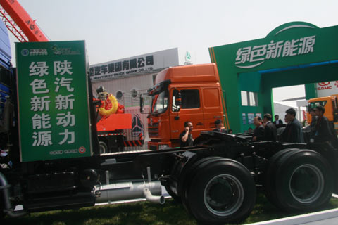 马纯济参观卡车展区