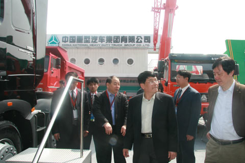 马纯济参观卡车展区