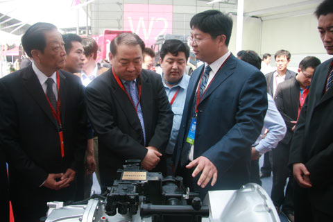 马纯济参观卡车展区
