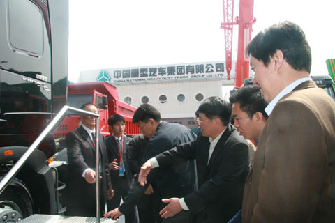 马纯济参观卡车展区