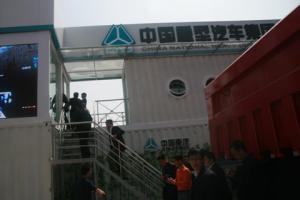 马纯济参观卡车展区