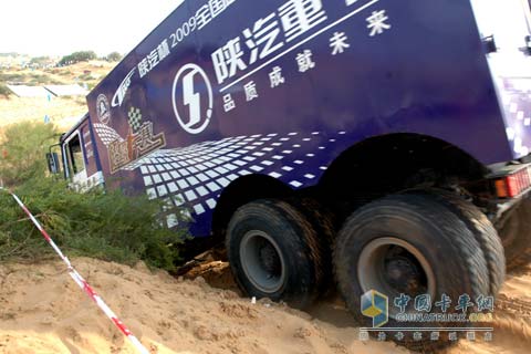 陡坡下的威武卡车