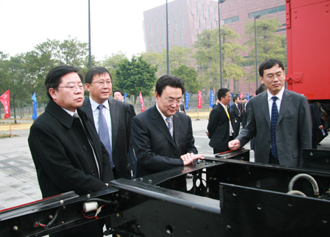 集团领导认真讨论车辆技术问题