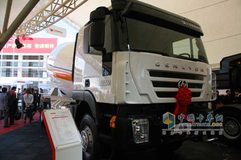 2010北京车展上汽依维柯红岩杰狮搅拌车