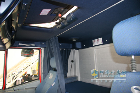 红岩杰狮8x4自卸车内饰