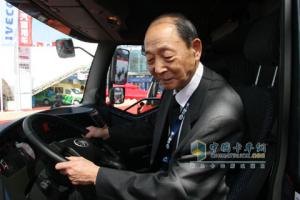2010北京车展一汽解放领导参观