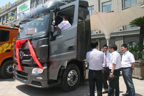 北奔重卡V3巡展宁波站--用户询问参观