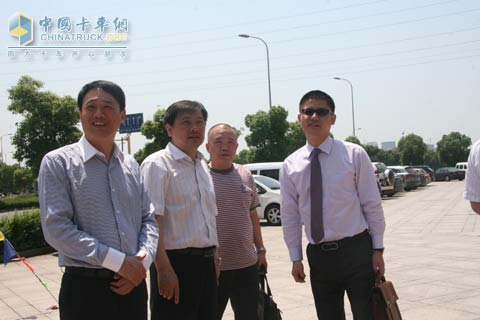 北奔重卡V3巡展宁波站--用户询问参观
