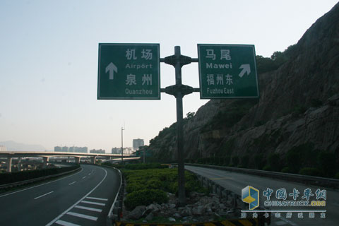 北奔重卡V3巡展到达福州路标